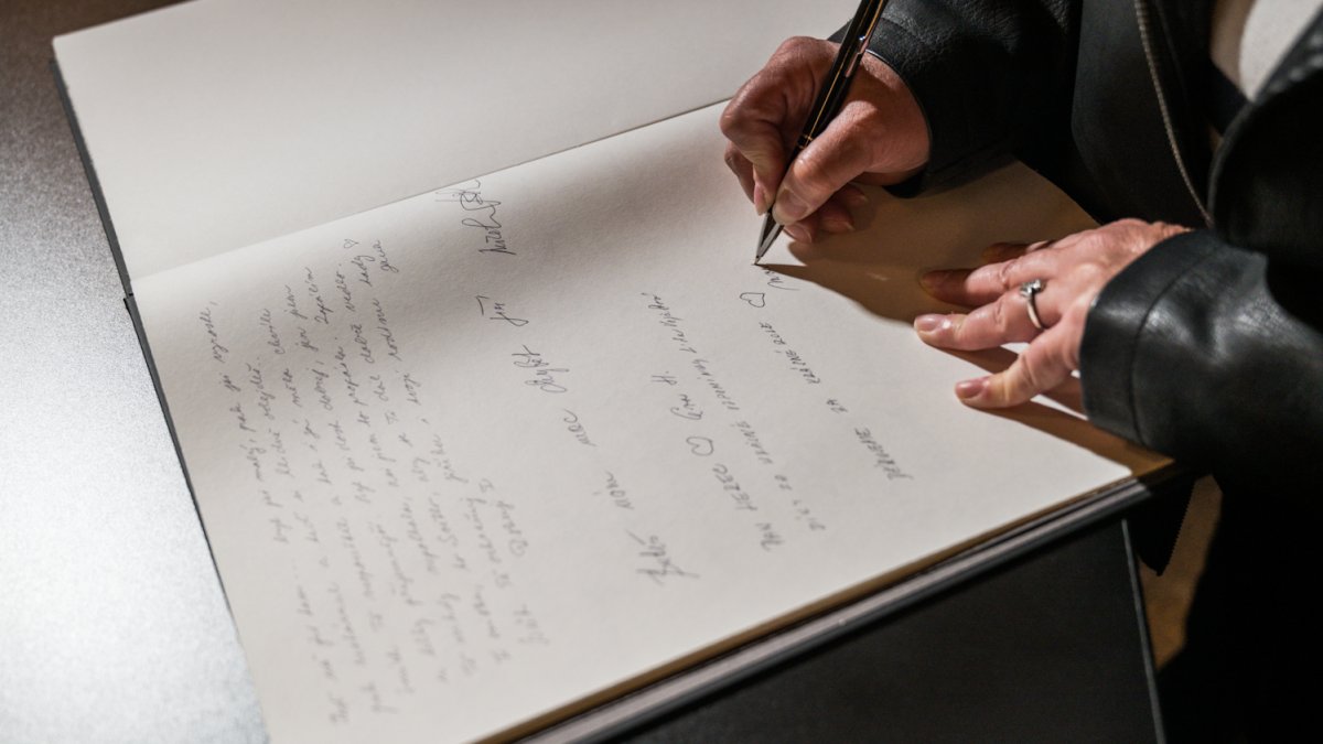 V Rudolfinu se lidé loučí s Jiřím Bartoškou. (20.5.2025)