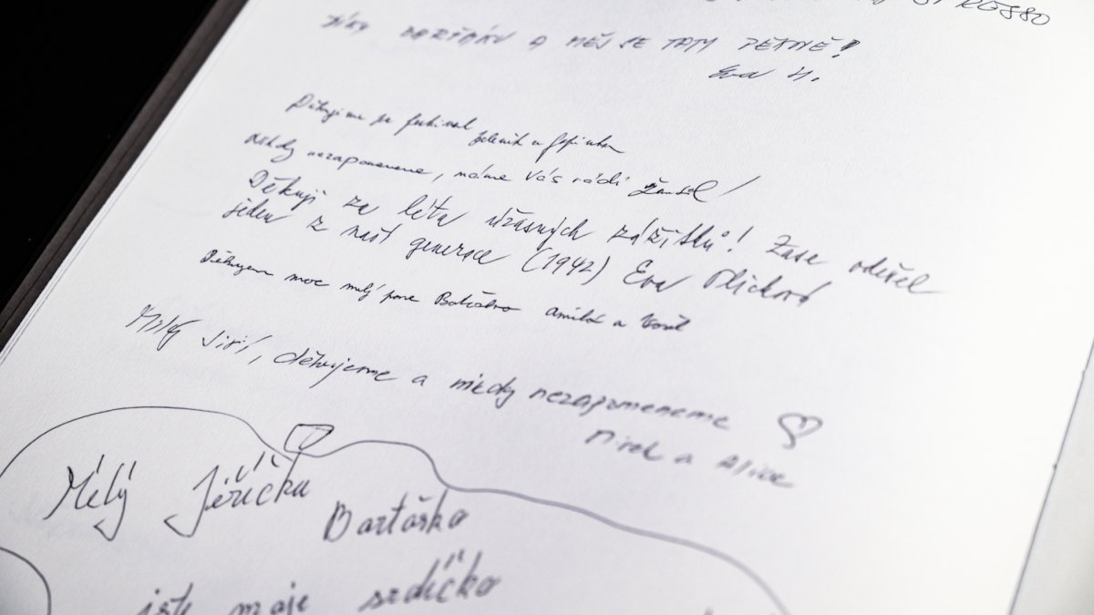 V Rudolfinu se lidé loučí s Jiřím Bartoškou. (20.5.2025)