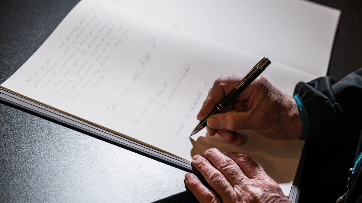 V Rudolfinu se lidé loučí s Jiřím Bartoškou. (20.5.2025)