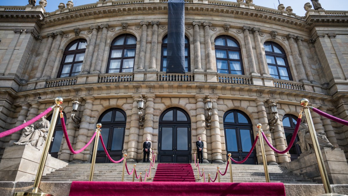 V Rudolfinu se lidé loučí s Jiřím Bartoškou. (20.5.2025)