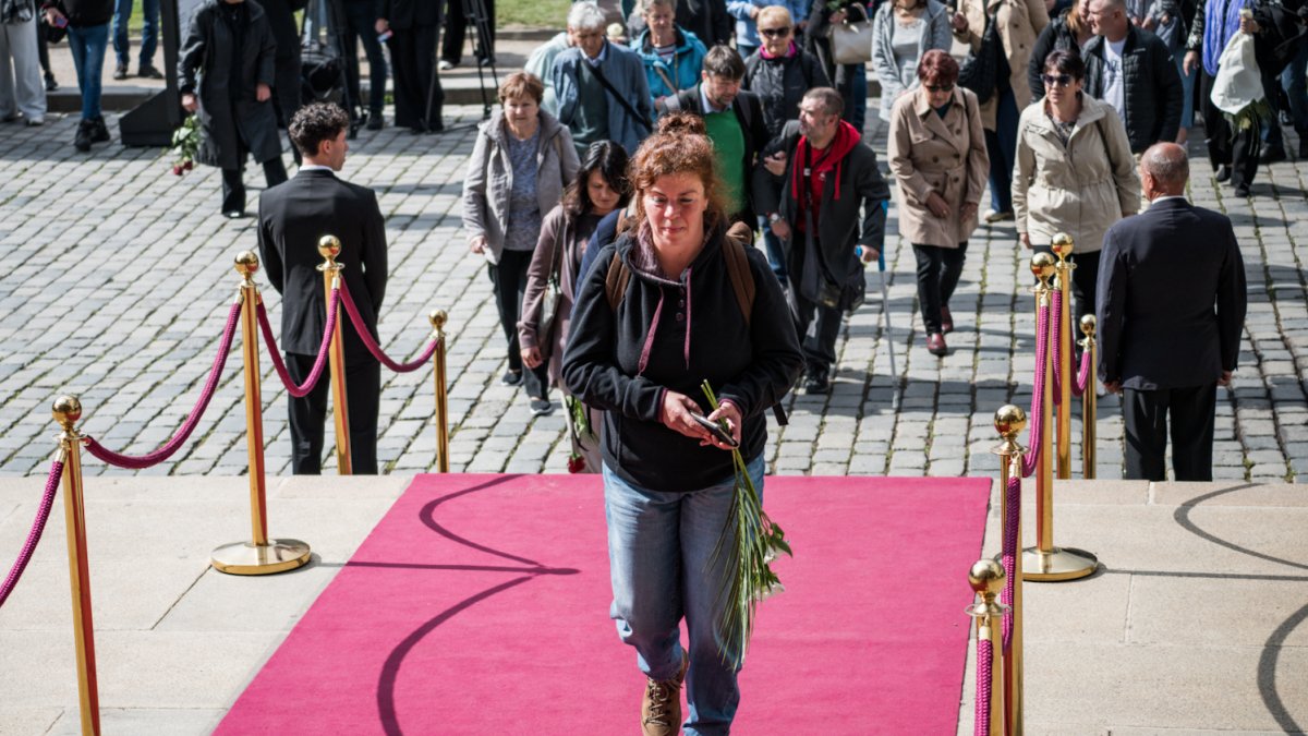 V Rudolfinu se lidé loučí s Jiřím Bartoškou. (20.5.2025)
