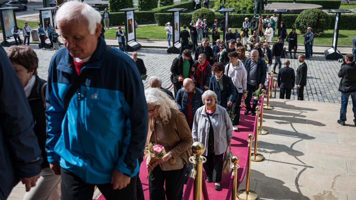 V Rudolfinu se lidé loučí s Jiřím Bartoškou. (20.5.2025)