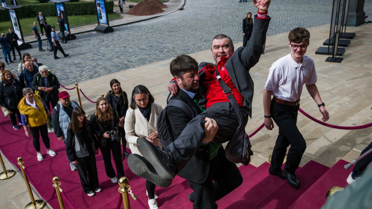 V Rudolfinu se lidé loučí s Jiřím Bartoškou. (20.5.2025)