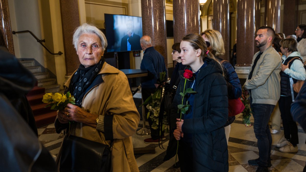 V Rudolfinu se lidé loučí s Jiřím Bartoškou. (20.5.2025)