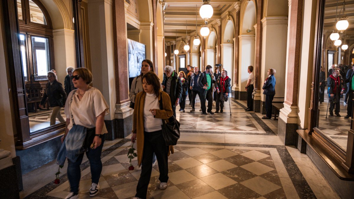V Rudolfinu se lidé loučí s Jiřím Bartoškou. (20.5.2025)