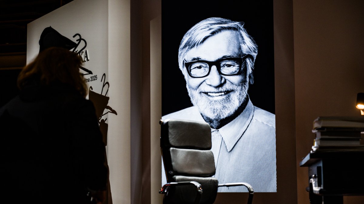 V Rudolfinu se lidé loučí s Jiřím Bartoškou. (20.5.2025)