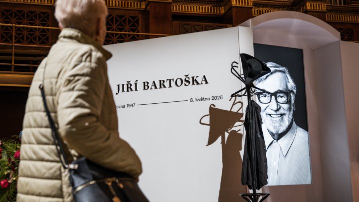 V Rudolfinu se lidé loučí s Jiřím Bartoškou. (20.5.2025)