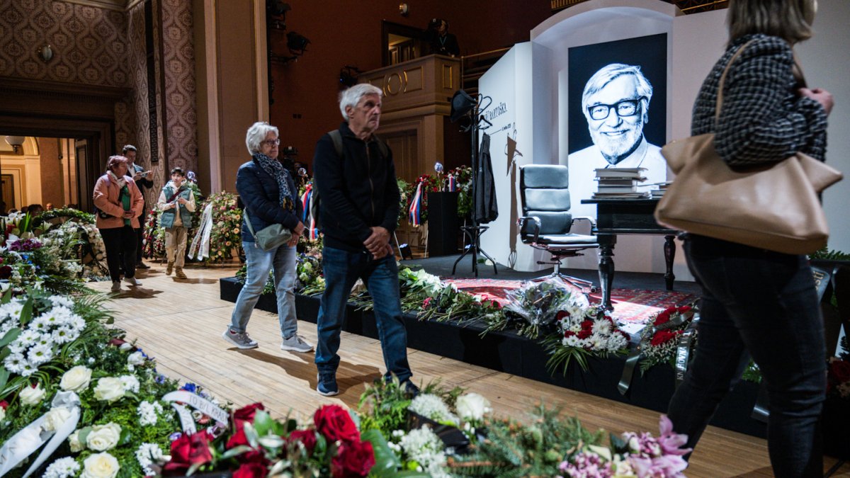 V Rudolfinu se lidé loučí s Jiřím Bartoškou. (20.5.2025)