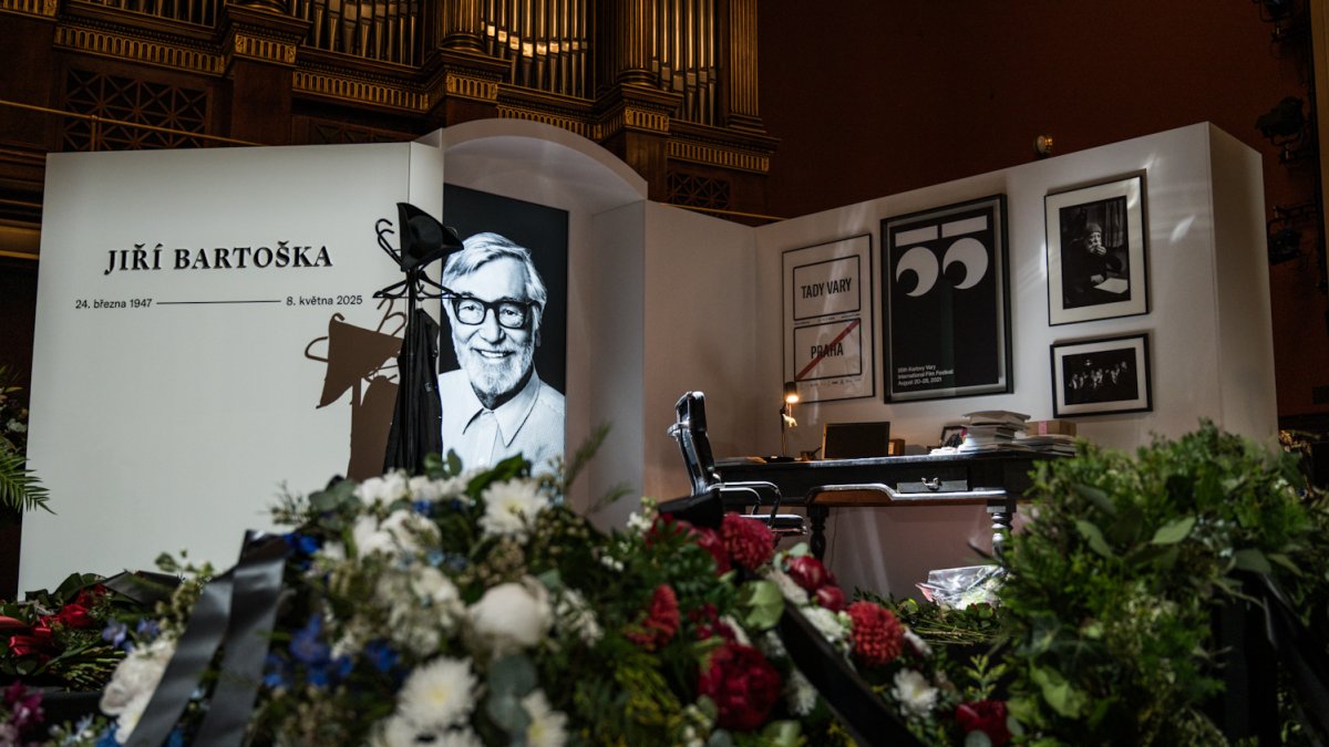V Rudolfinu se lidé loučí s Jiřím Bartoškou. (20.5.2025)