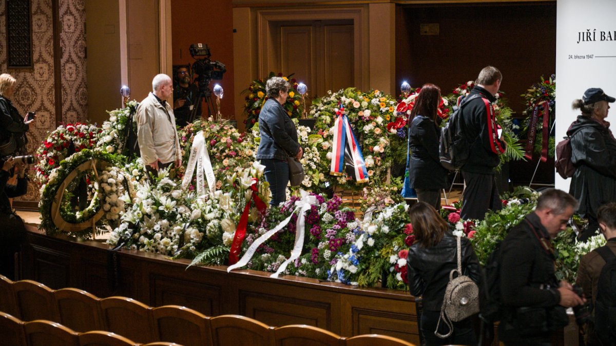 V Rudolfinu se lidé loučí s Jiřím Bartoškou. (20.5.2025)