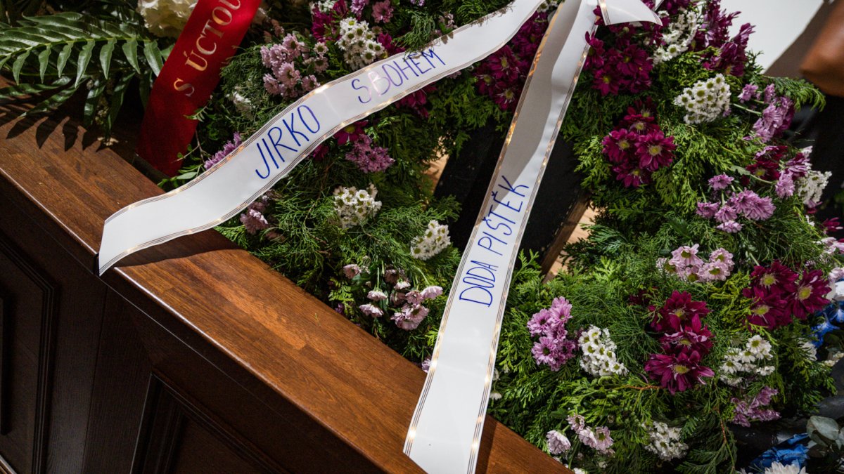 V Rudolfinu se lidé loučí s Jiřím Bartoškou. (20.5.2025)