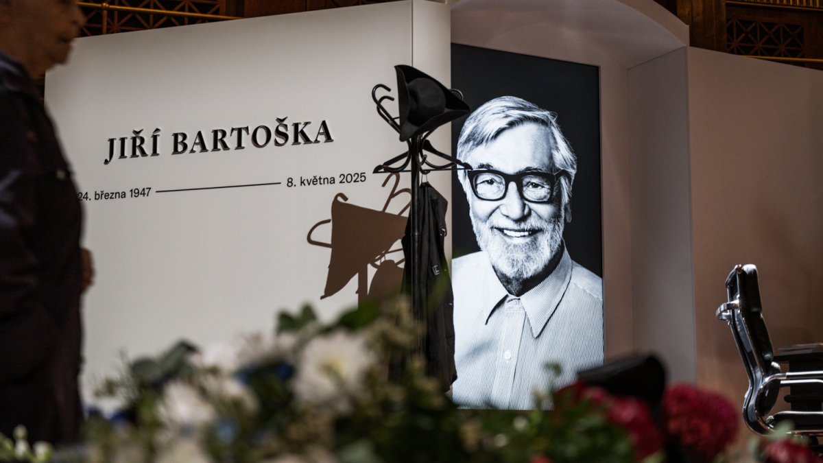 V Rudolfinu se lidé loučí s Jiřím Bartoškou. (20.5.2025)