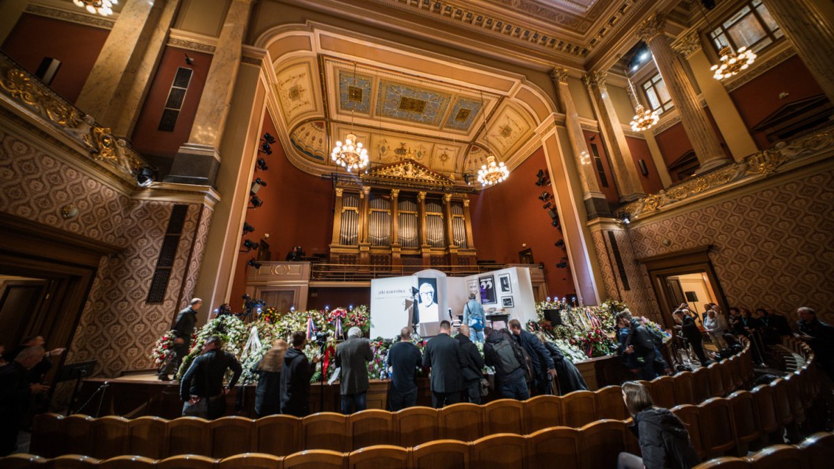 V Rudolfinu se lidé loučí s Jiřím Bartoškou. (20.5.2025)