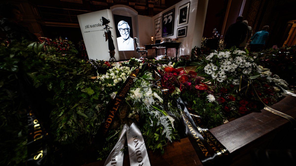 V Rudolfinu se lidé loučí s Jiřím Bartoškou. (20.5.2025)