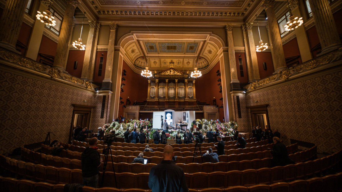 V Rudolfinu se lidé loučí s Jiřím Bartoškou. (20.5.2025)