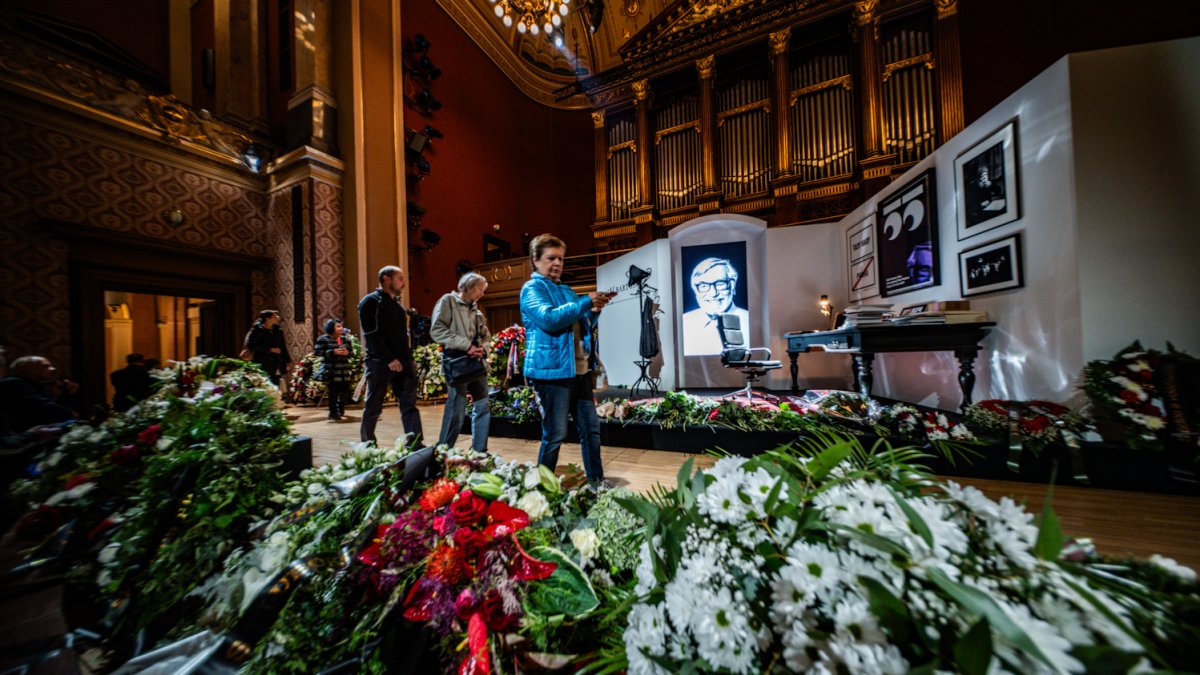 V Rudolfinu se lidé loučí s Jiřím Bartoškou. (20.5.2025)