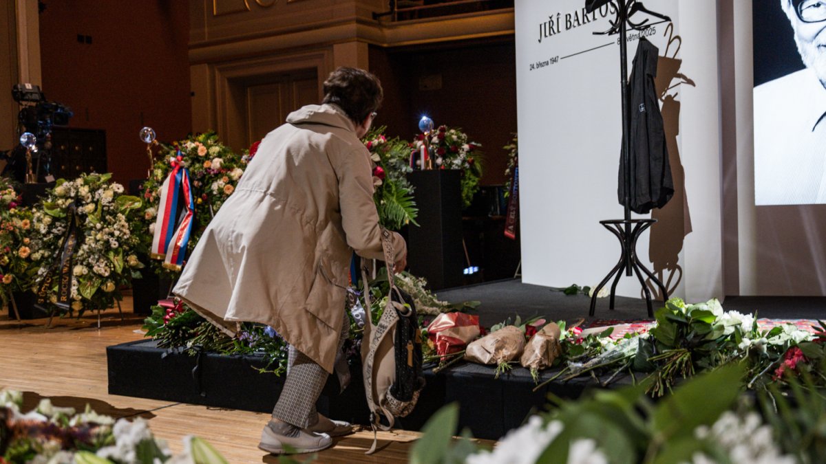 V Rudolfinu se lidé loučí s Jiřím Bartoškou. (20.5.2025)
