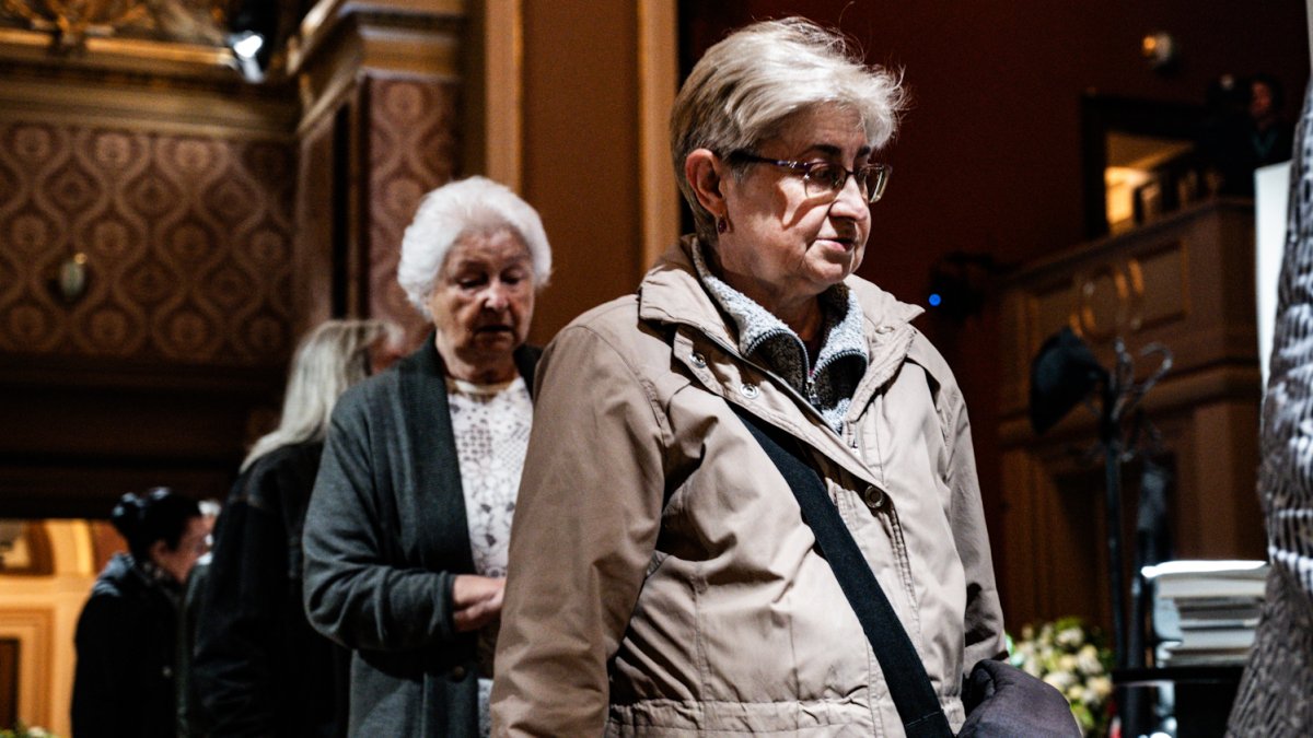 V Rudolfinu se lidé loučí s Jiřím Bartoškou. (20.5.2025)