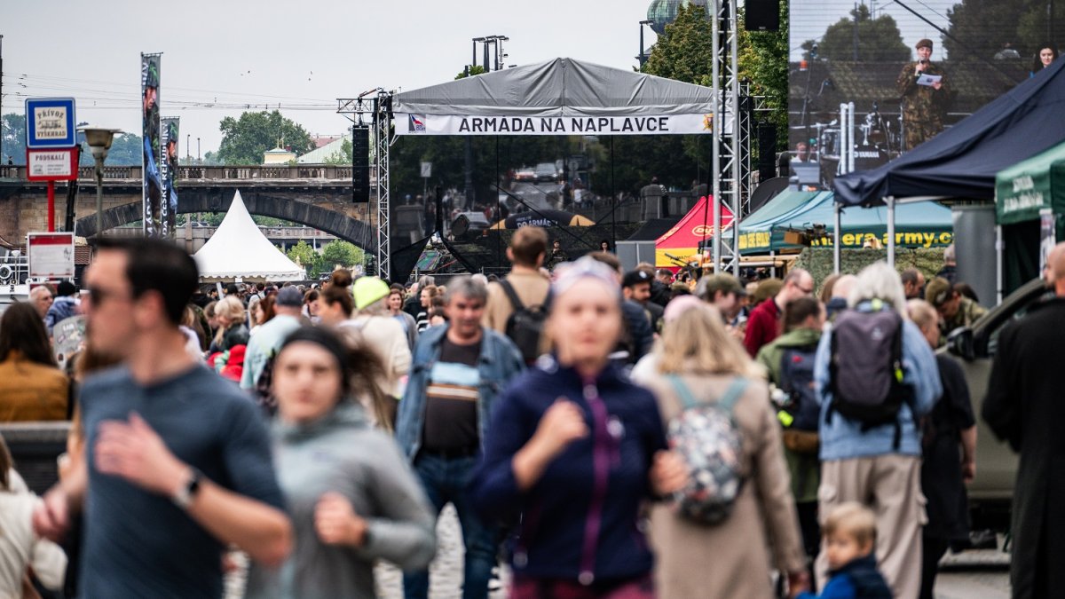 Armáda představila na pražské náplavce svoji techniku 