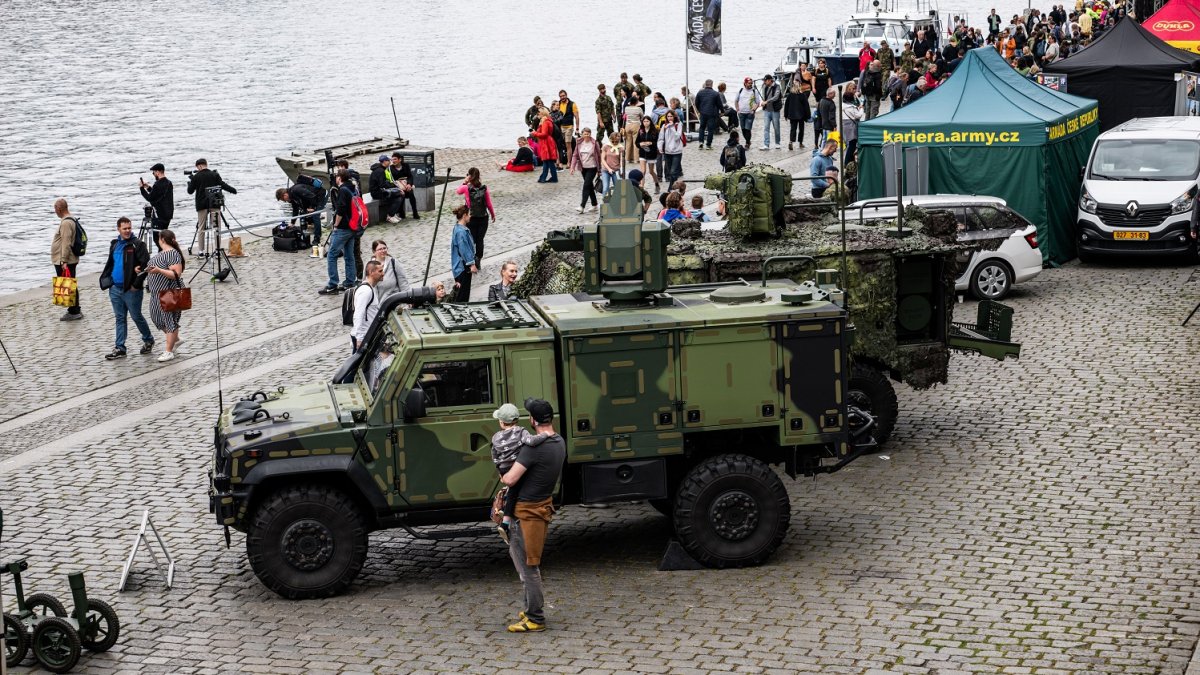 Armáda představila na pražské náplavce svoji techniku 