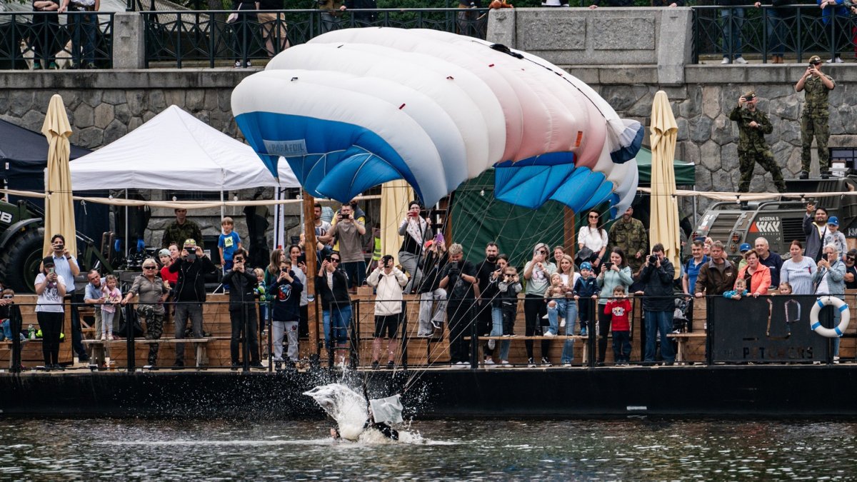 Armáda představila na pražské náplavce svoji techniku 