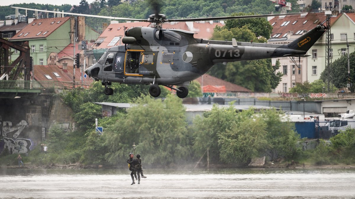 Armáda představila na pražské náplavce svoji techniku 