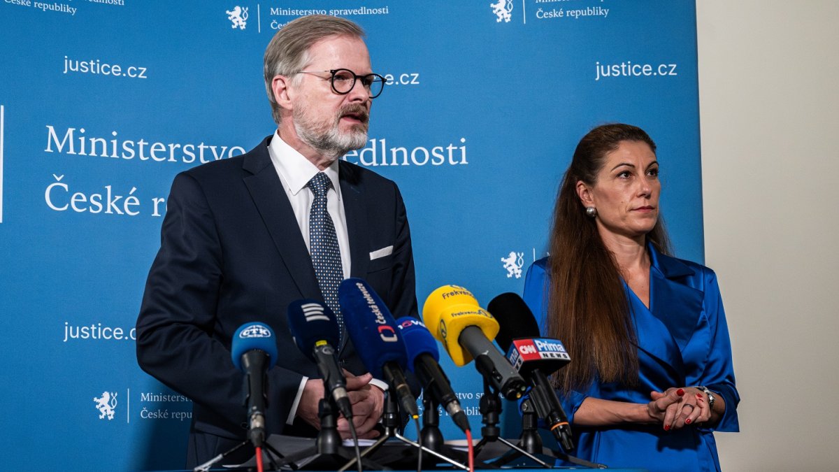 Eva Decroix vystřídala Pavla Blažka v čele ministerstva spravedlnosti. (10.6.2025)