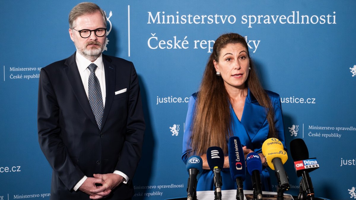 Eva Decroix vystřídala Pavla Blažka v čele ministerstva spravedlnosti. (10.6.2025)