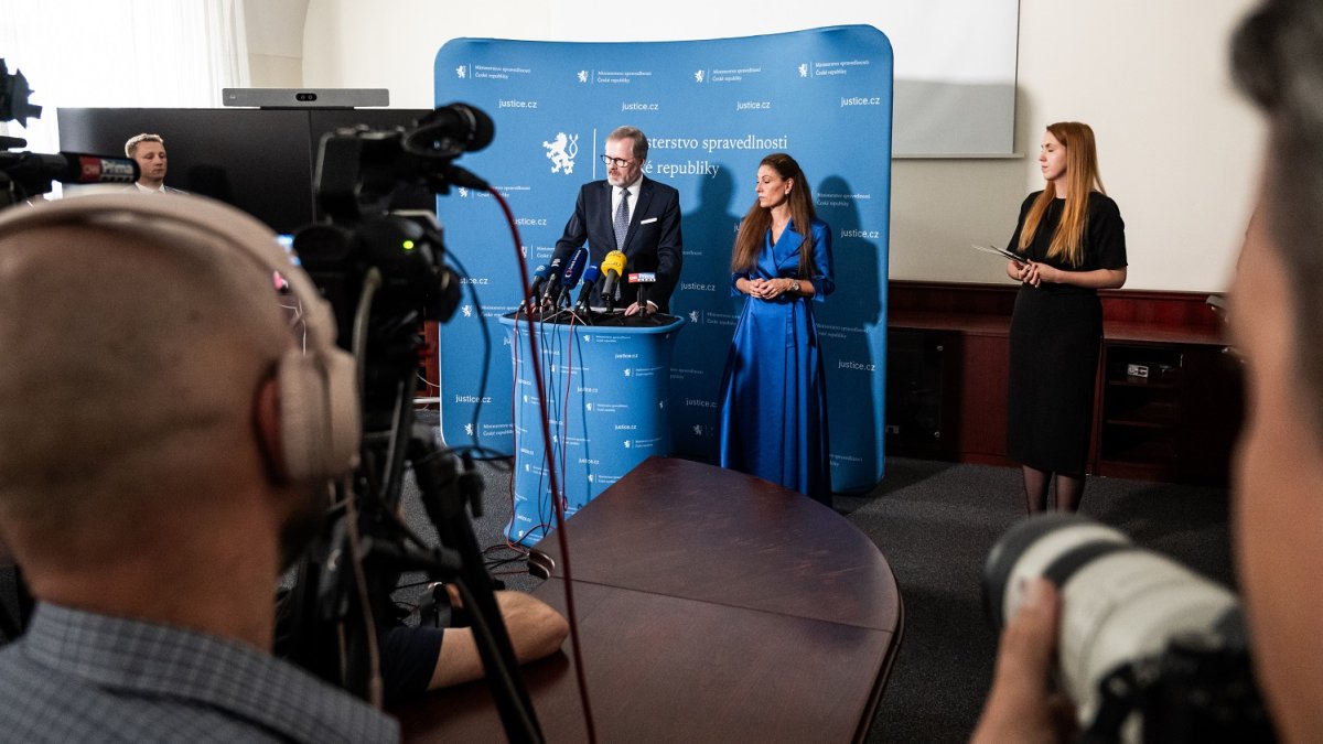 Eva Decroix vystřídala Pavla Blažka v čele ministerstva spravedlnosti. (10.6.2025)