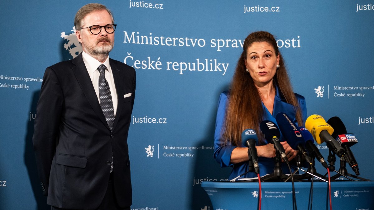 Eva Decroix vystřídala Pavla Blažka v čele ministerstva spravedlnosti. (10.6.2025)