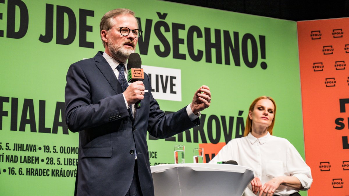 Premiér Petr Fiala diskutuje s občany v Praze. (12.6.2025)
