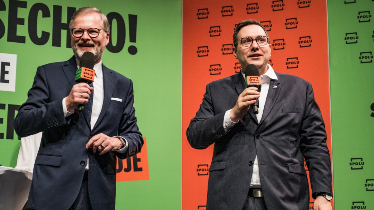 Premiér Petr Fiala diskutuje s občany v Praze. (12.6.2025)