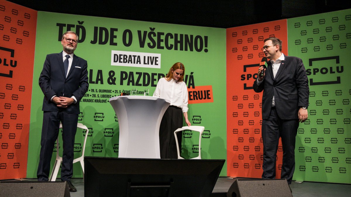 Premiér Petr Fiala diskutuje s občany v Praze. (12.6.2025)