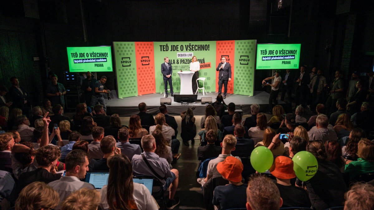 Premiér Petr Fiala diskutuje s občany v Praze. (12.6.2025)