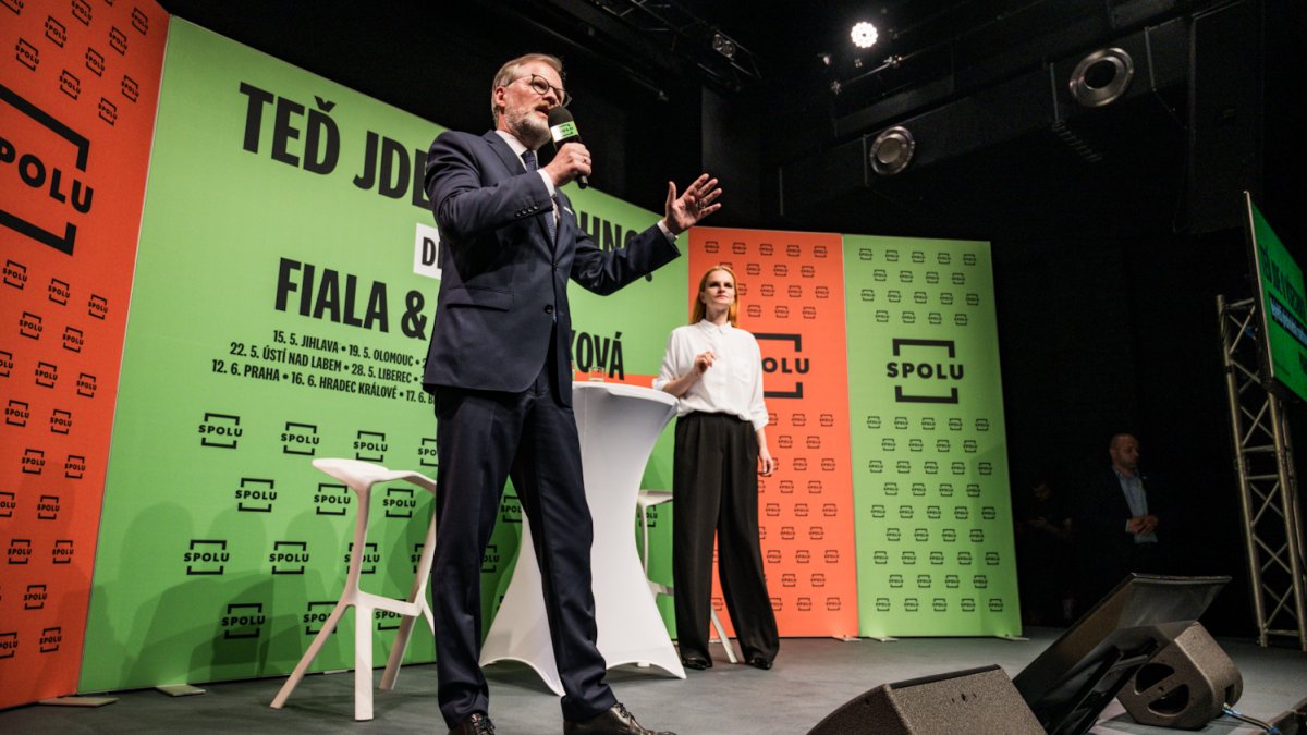 Premiér Petr Fiala diskutuje s občany v Praze. (12.6.2025)