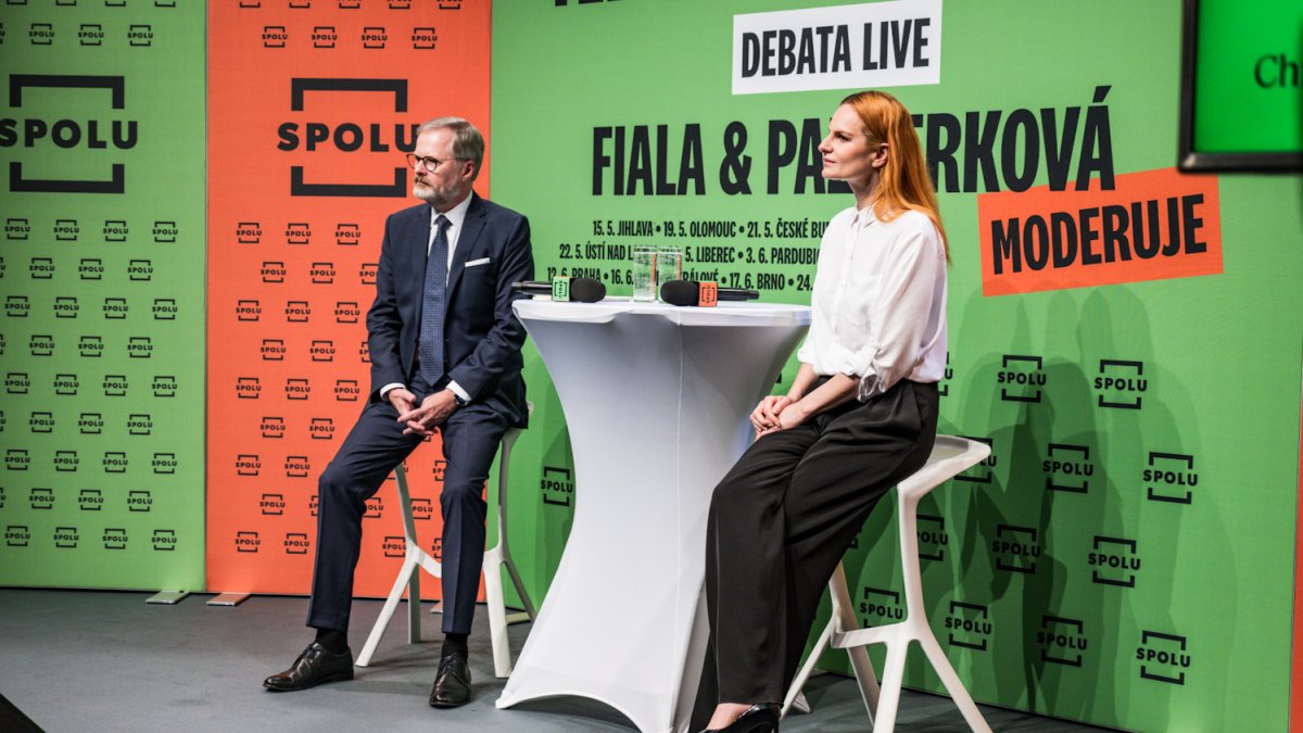 Premiér Petr Fiala diskutuje s občany v Praze. (12.6.2025)