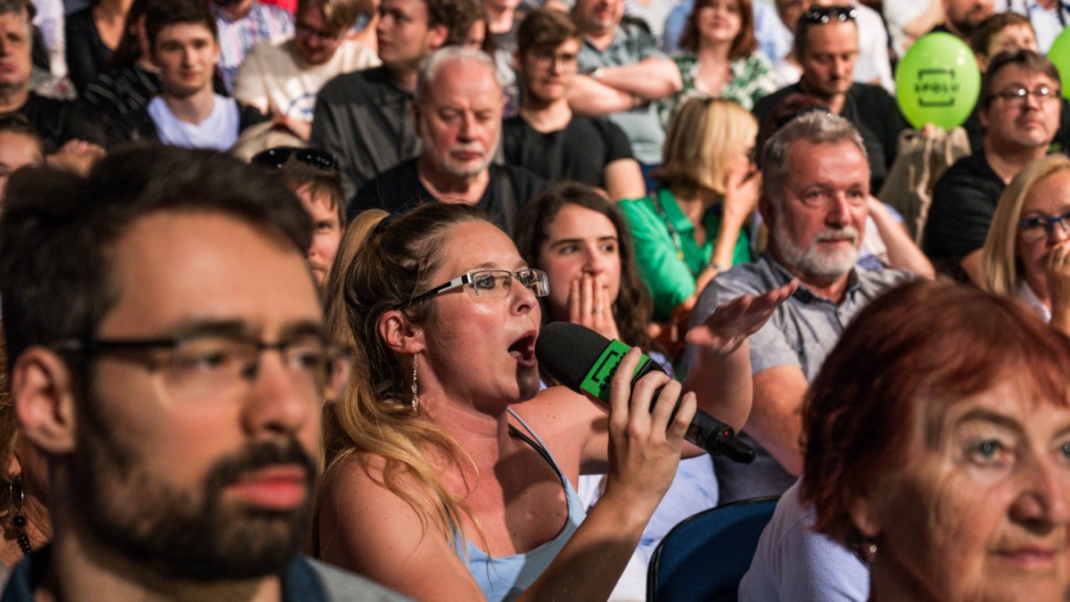 Premiér Petr Fiala diskutuje s občany v Praze. (12.6.2025)