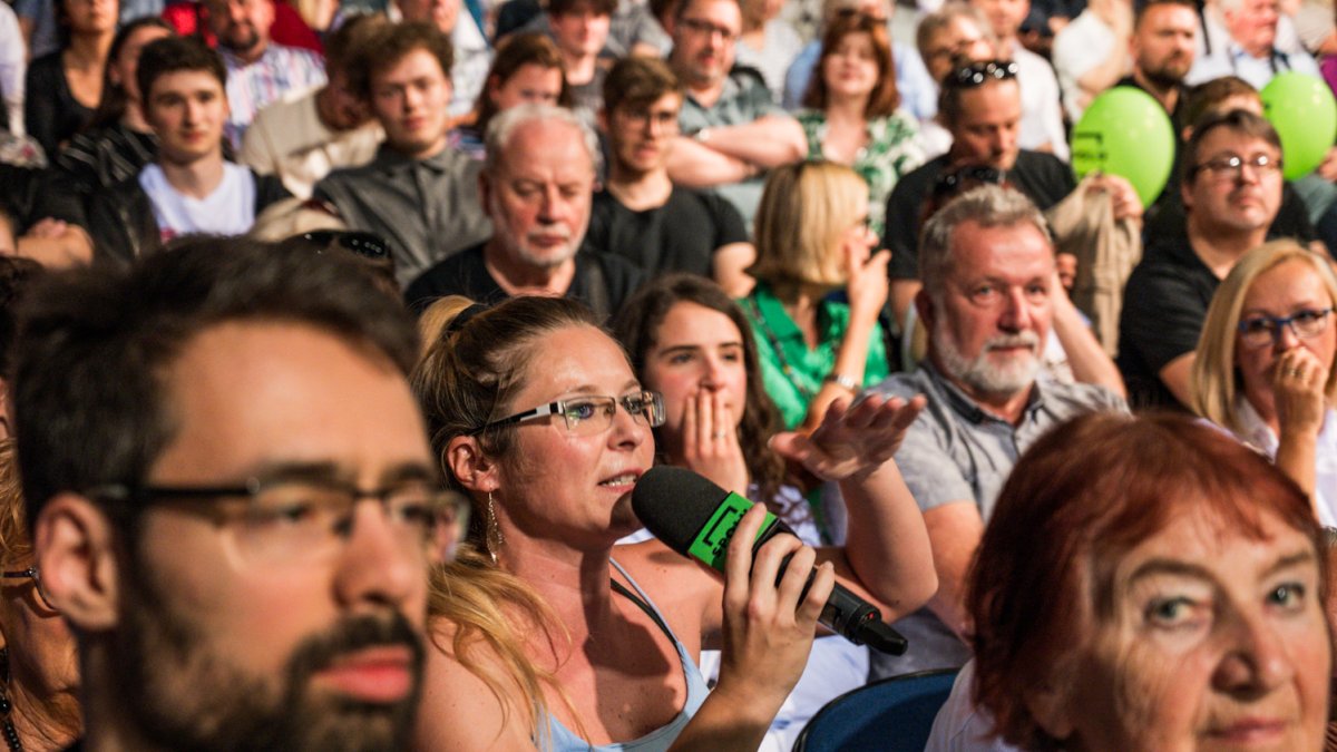 Premiér Petr Fiala diskutuje s občany v Praze. (12.6.2025)