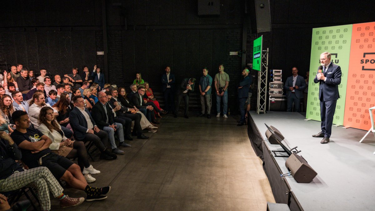 Premiér Petr Fiala diskutuje s občany v Praze. (12.6.2025)