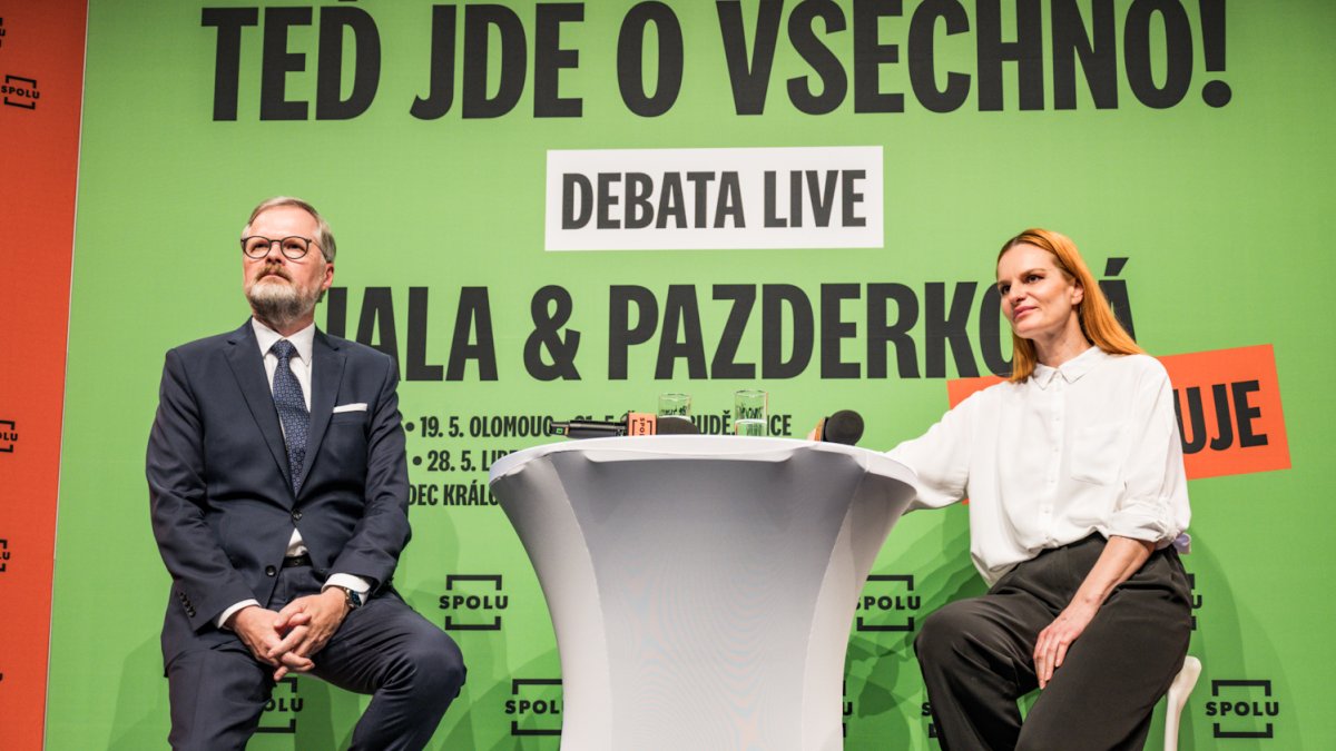 Premiér Petr Fiala diskutuje s občany v Praze. (12.6.2025)