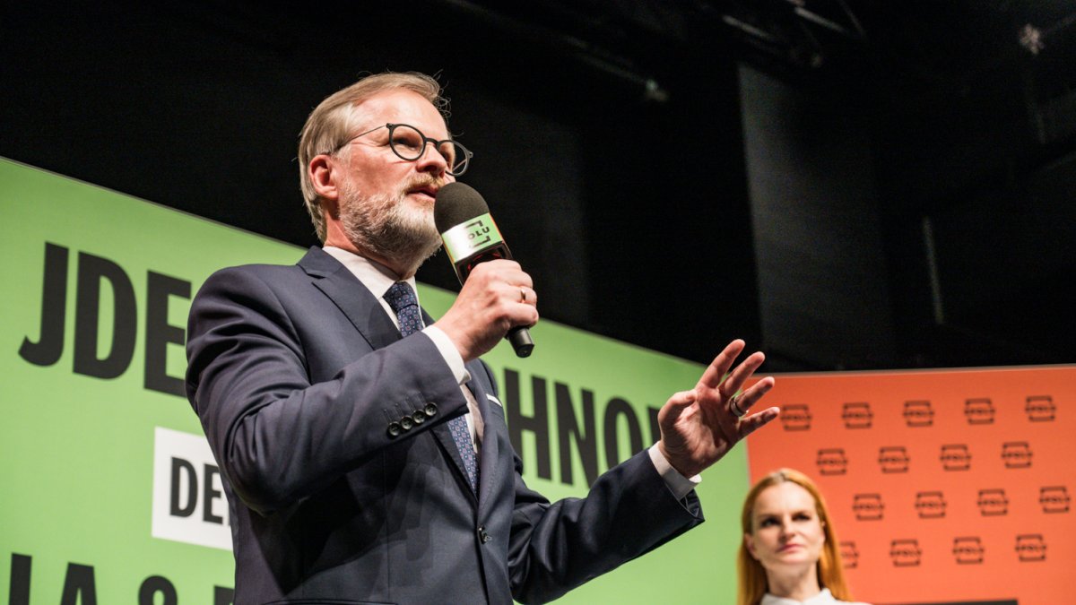 Premiér Petr Fiala diskutuje s občany v Praze. (12.6.2025)