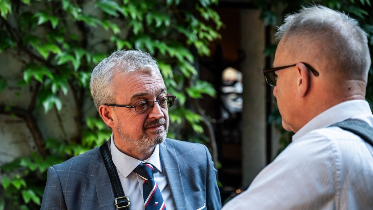 Premiér Petr Fiala diskutuje s občany v Praze. (12.6.2025)