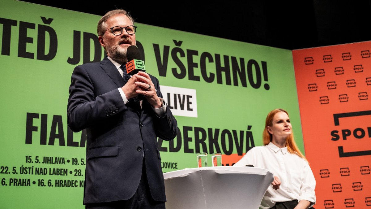 Premiér Petr Fiala diskutuje s občany v Praze. (12.6.2025)