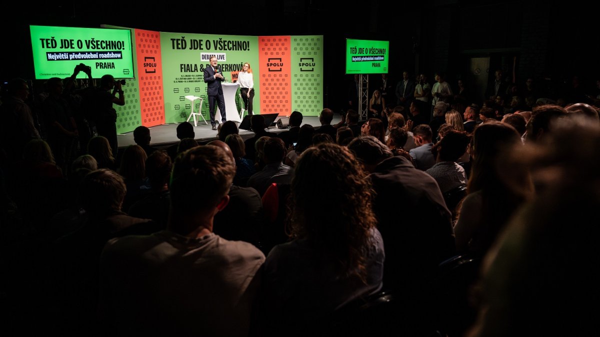 Premiér Petr Fiala diskutuje s občany v Praze. (12.6.2025)