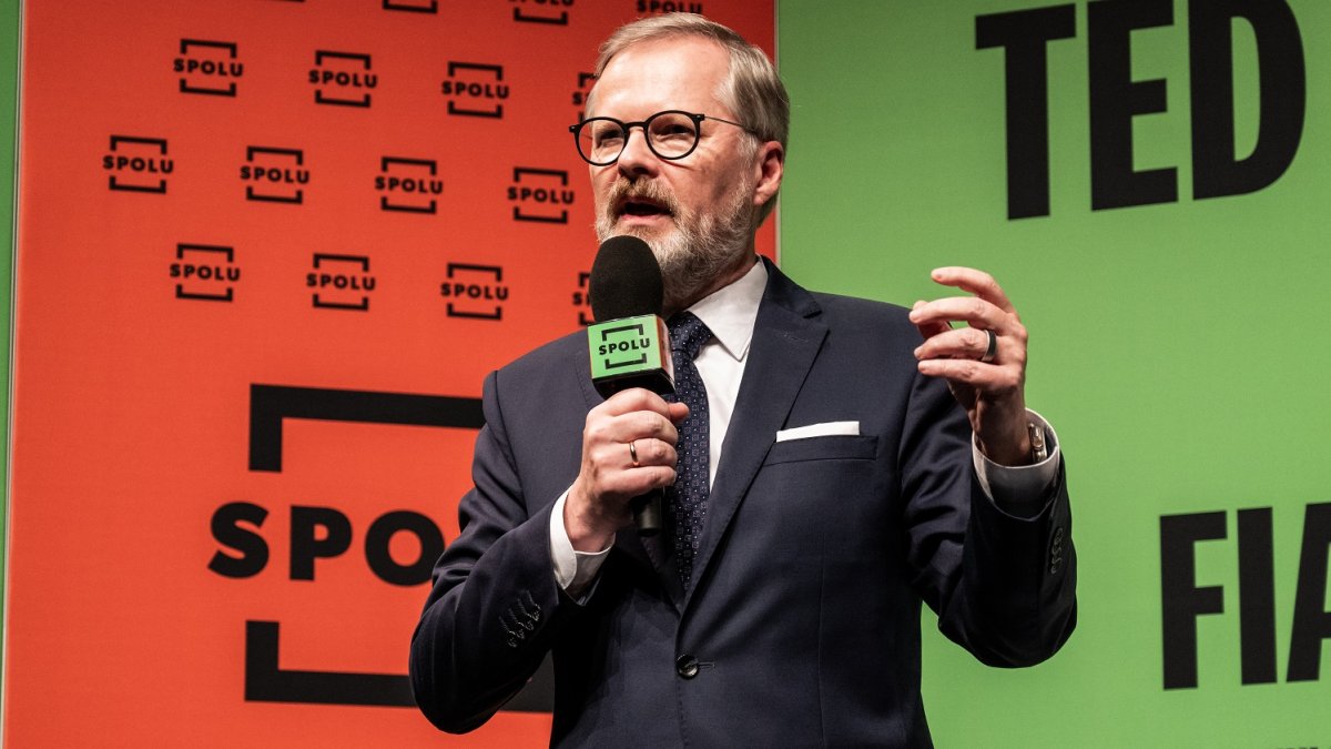 Premiér Petr Fiala diskutuje s občany v Praze. (12.6.2025)