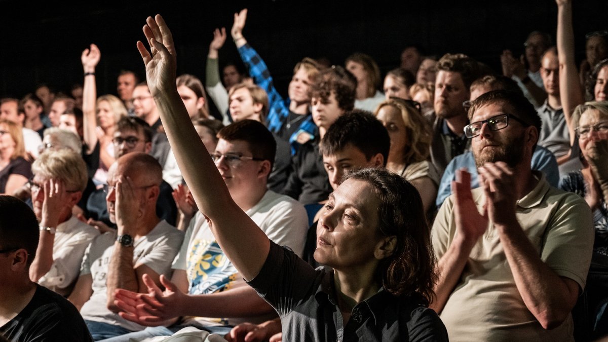 Premiér Petr Fiala diskutuje s občany v Praze. (12.6.2025)