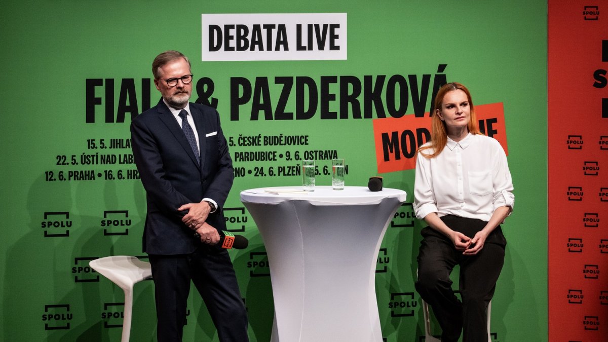 Premiér Petr Fiala diskutuje s občany v Praze. (12.6.2025)