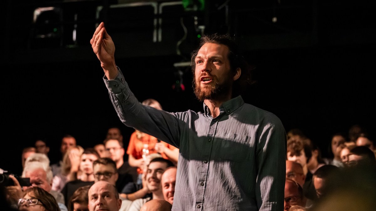 Premiér Petr Fiala diskutuje s občany v Praze. (12.6.2025)