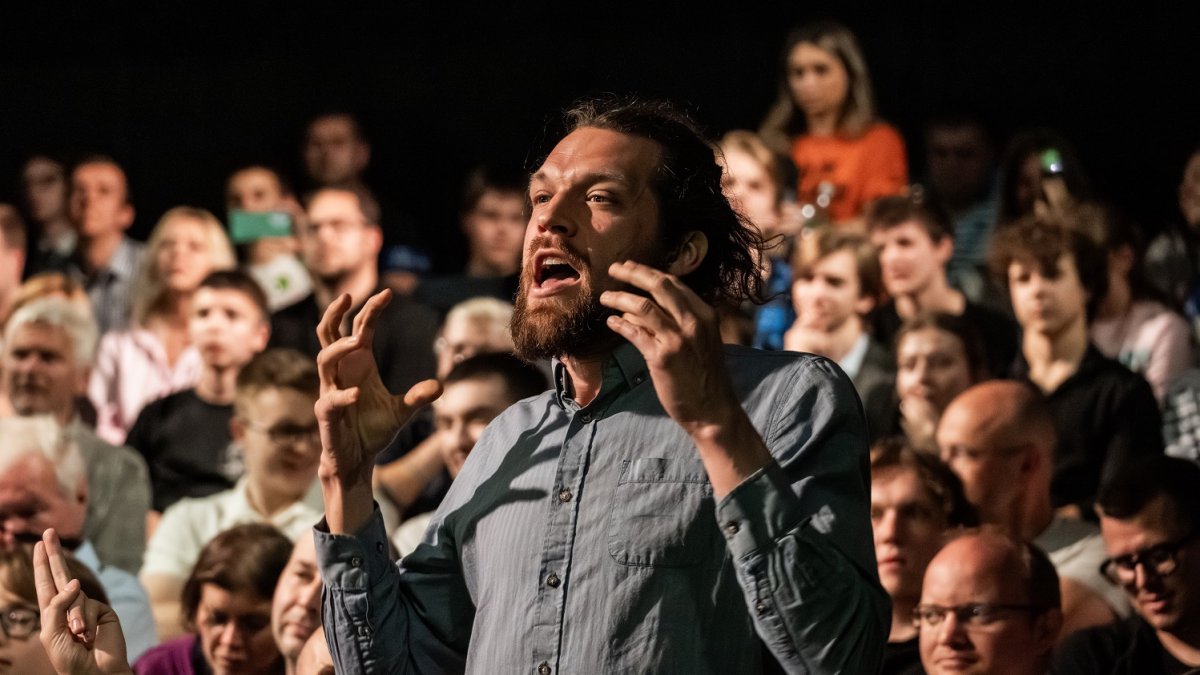 Premiér Petr Fiala diskutuje s občany v Praze. (12.6.2025)