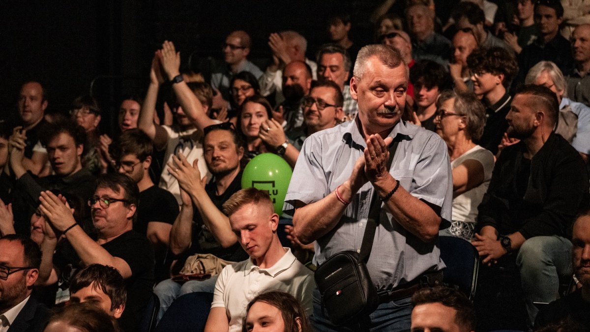 Premiér Petr Fiala diskutuje s občany v Praze. (12.6.2025)